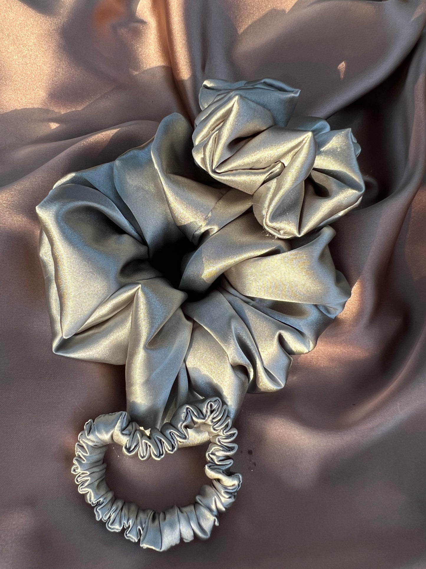 Olive Mini Silk Satin Скрънчи