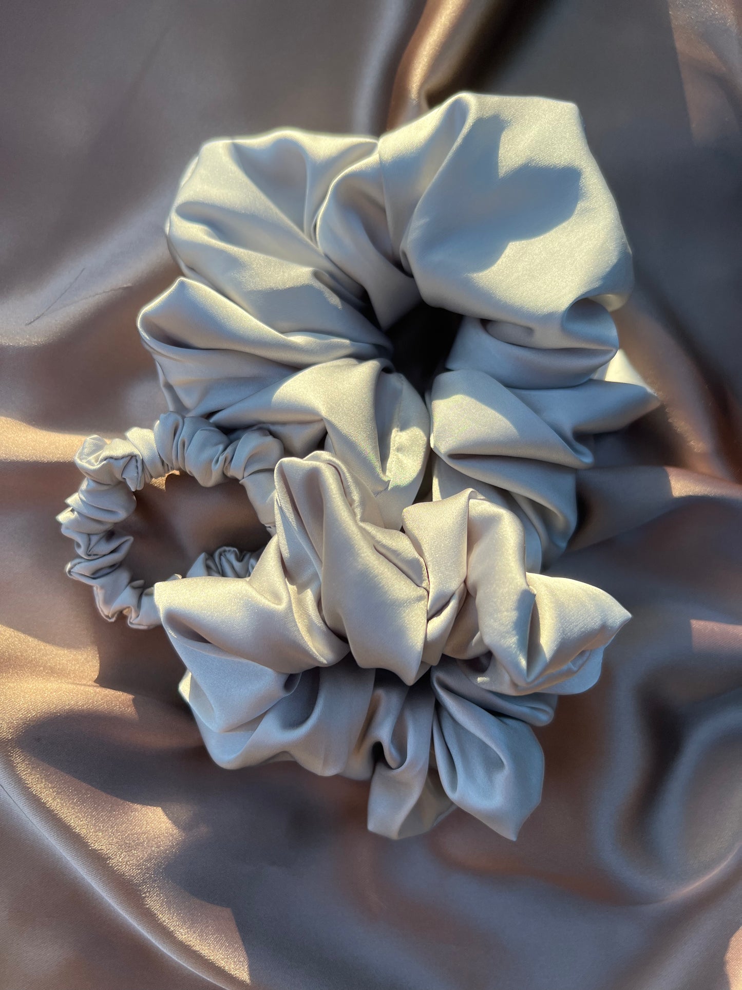 Silver Midi Silk Satin Скрънчи